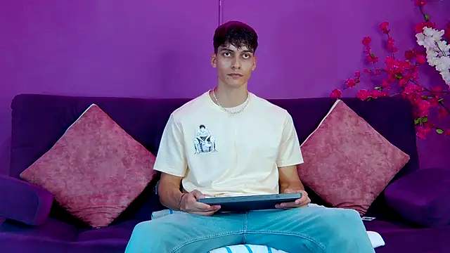 AlessioVitale online show from November 28, 2025, 12:19 pm