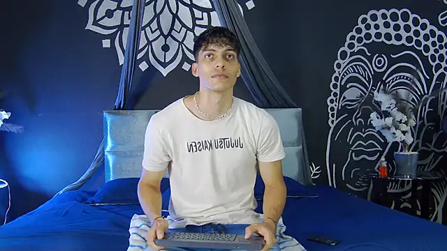 AlessioVitale online show from December 16, 2025, 11:59 am