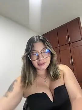 Snapshot of Eve_Miiller chatting on May 8, 2026, 5:24 am Eve Miiller online show from May 8, 2026, 5:24 am