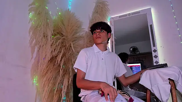 Leo Glow online show from February 10, 2026, 7:51 pm