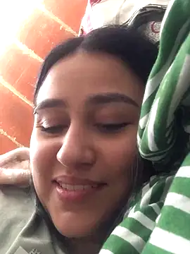 Snapshot of Saray_lo chatting on November 15, 2025, 8:27 pm Saray lo online show from November 15, 2025, 8:27 pm