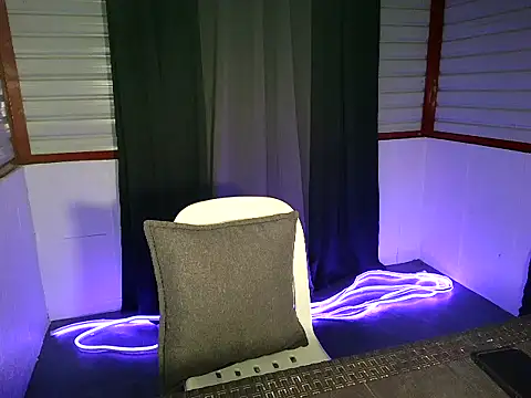 xwildflowerx online show from April 12, 2026, 9:14 am