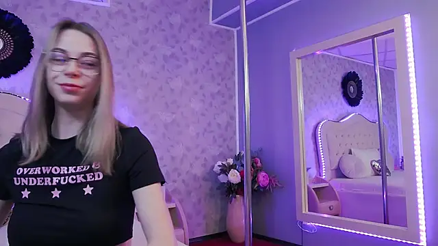 Snapshot of GracieCute chatting on March 3, 2025, 4:14 am GracieCute online show from March 3, 2025, 4:14 am