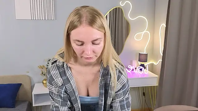 Carollina  online show from November 1, 2025, 6:32 pm