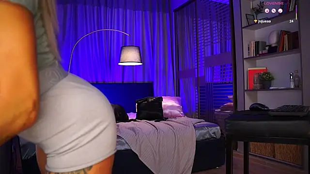 Snapshot of Nikki__Amour chatting on March 6, 2026, 6:43 am Nikki Amour online show from March 6, 2026, 6:43 am