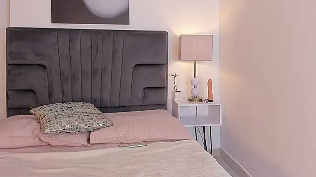 maddy  moon online show from November 27, 2025, 4:25 am