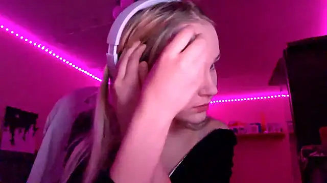 KarinRobertson online show from November 29, 2025, 6:22 pm