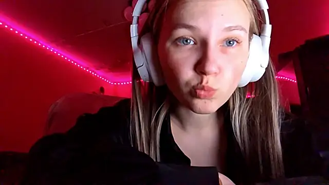 KarinRobertson online show from December 15, 2025, 7:18 pm