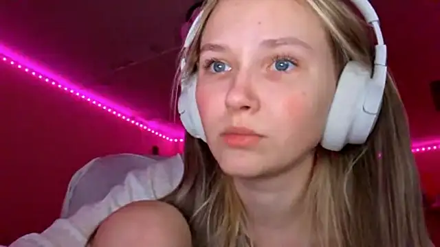 KarinRobertson online show from December 18, 2025, 5:19 pm