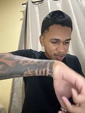 Novinhode18   online show from April 9, 2026, 11:32 pm