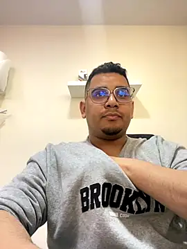 Snapshot of Dante_Valcur chatting on November 3, 2025, 2:18 pm Dante Valcur online show from November 3, 2025, 2:18 pm