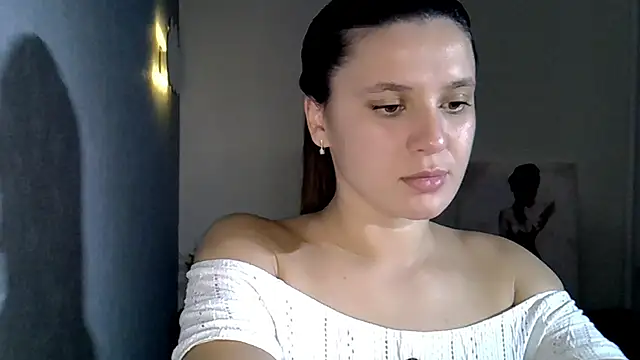 KiraHoney online show from November 14, 2025, 8:29 pm