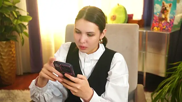 JanyceGrzyb online show from November 4, 2025, 4:00 am