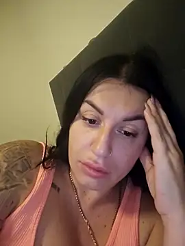 Snapshot of Julianneloreen chatting on November 5, 2025, 12:10 am Julianneloreen online show from November 5, 2025, 12:10 am