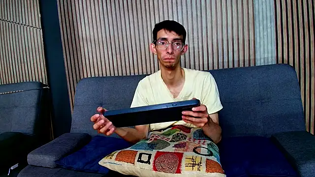 ZyroNight online show from December 4, 2025, 9:45 pm