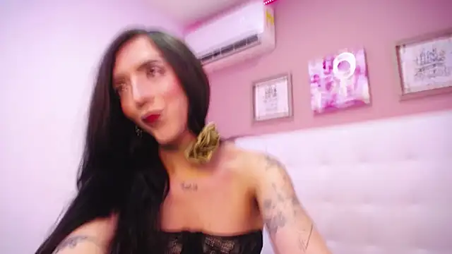 LAURALUXE online show from November 30, 2025, 2:48 am