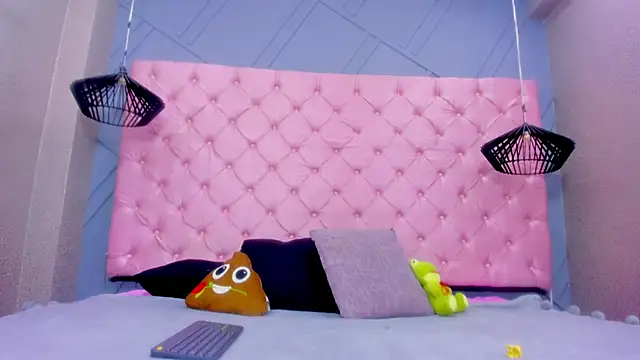 Mia Horney online show from November 28, 2025, 2:09 pm