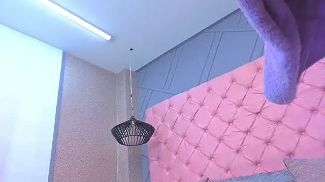 Mia Horney online show from April 13, 2026, 7:30 pm