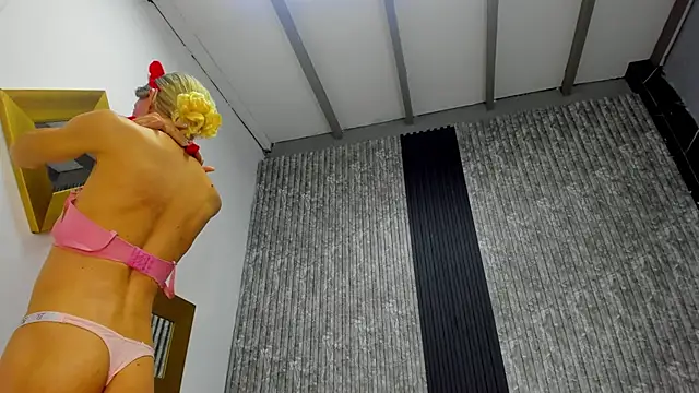 Caitlyn-Joness  online show from December 17, 2025, 3:29 pm