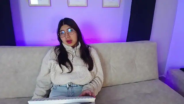 Mia Blair  online show from November 7, 2025, 4:34 am