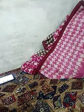 V HOT CUTE online show from December 17, 2025, 4:57 pm