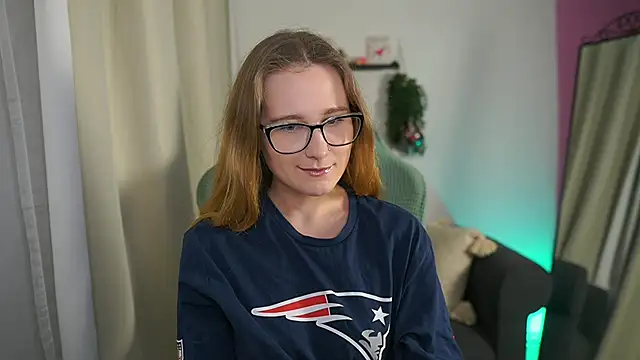 glossy babe  online show from February 8, 2026, 9:13 am