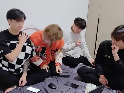 xiaomeng2563 online show from November 12, 2025, 12:05 pm