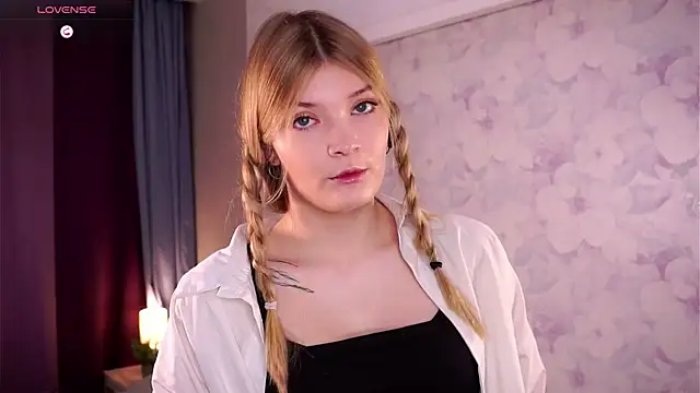 Snapshot of UteMessineo chatting on November 12, 2025, 6:25 am UteMessineo online show from November 12, 2025, 6:25 am