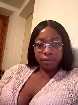 Snapshot of SwissMirelle chatting on November 6, 2025, 8:32 pm SwissMirelle online show from November 6, 2025, 8:32 pm