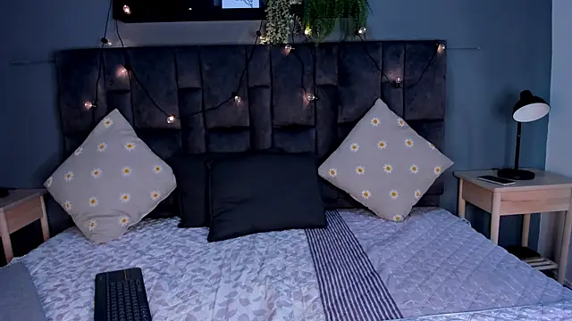 Snapshot of AnaVoss__ chatting on November 18, 2025, 11:36 am AnaVoss online show from November 18, 2025, 11:36 am