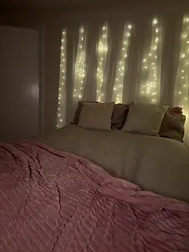 LillieMaee online show from March 18, 2026, 9:18 pm