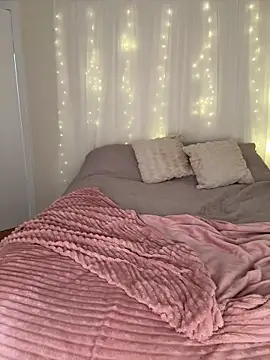 LillieMaee online show from March 22, 2026, 1:03 pm