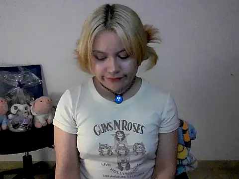 littlec4ke online show from November 13, 2025, 2:21 am