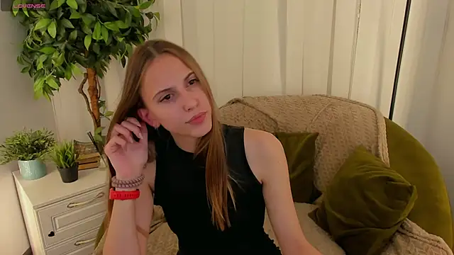 Snapshot of AriaBe11 chatting on November 7, 2025, 1:33 pm AriaBe11 online show from November 7, 2025, 1:33 pm