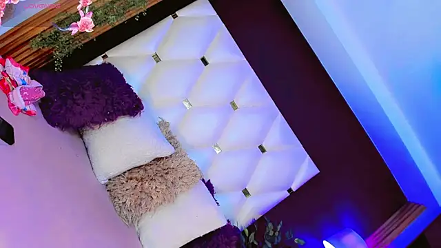 AnnaRouseQueen online show from April 3, 2026, 7:56 pm