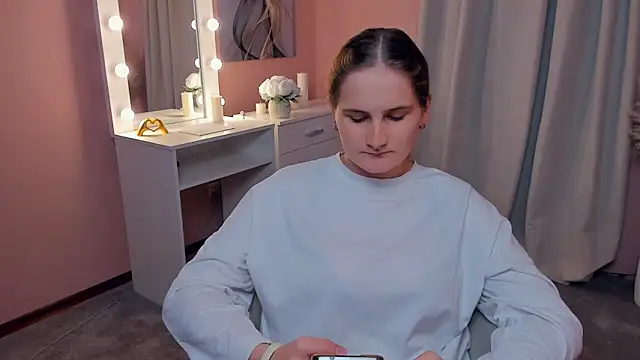 TorriBreckel online show from November 9, 2025, 9:51 am