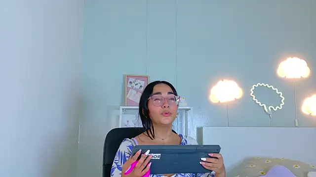 NicoletCherry   online show from December 5, 2025, 7:43 pm