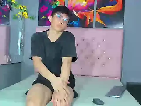 ElanGiraldo online show from February 13, 2026, 10:50 pm