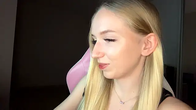 LaceDream online show from November 28, 2025, 4:09 pm