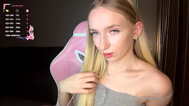 LaceDream online show from December 18, 2025, 3:18 pm