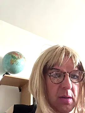 simone xdressing online show from October 12, 2025, 9:08 am