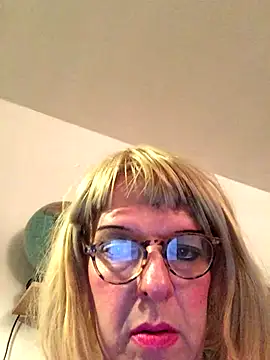 simone xdressing online show from November 2, 2025, 7:49 pm