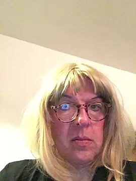 simone xdressing online show from March 1, 2026, 8:33 pm