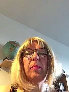 simone xdressing online show from March 15, 2026, 5:19 pm