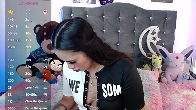 lunabritton1 online show from April 14, 2026, 3:34 am