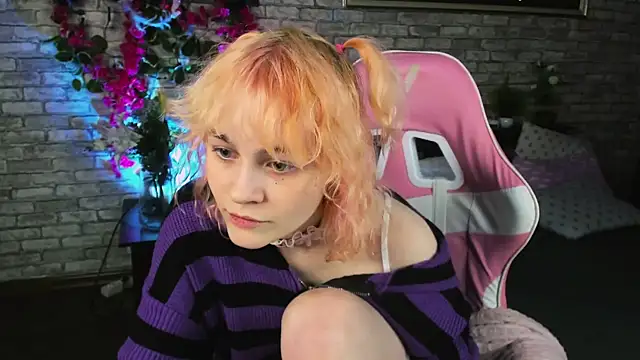 Snapshot of Awawrin chatting on December 3, 2025, 8:51 pm Awawrin online show from December 3, 2025, 8:51 pm