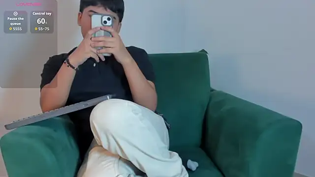 Snapshot of 3guy3 chatting on November 12, 2025, 7:24 pm 3guy3 online show from November 12, 2025, 7:24 pm