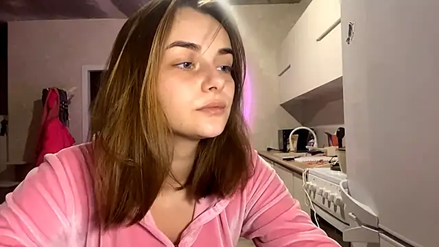 GeralynChiszar online show from December 3, 2025, 1:13 am