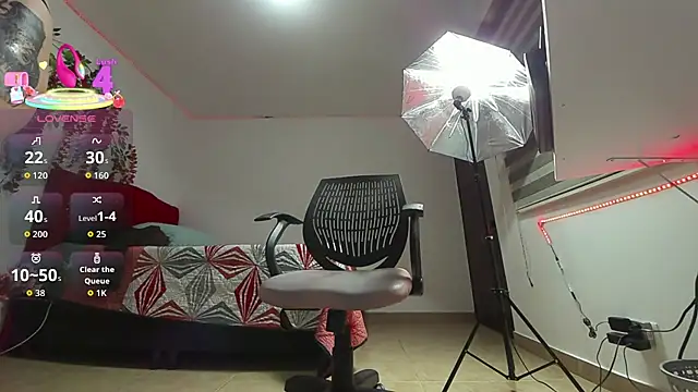 Snapshot of SaraBoots chatting on November 14, 2025, 9:52 am SaraBoots online show from November 14, 2025, 9:52 am