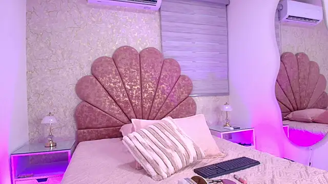 mia fontana  online show from November 20, 2025, 11:54 am